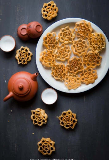 kembang-goyang-and-semprong-traditional-snacks
